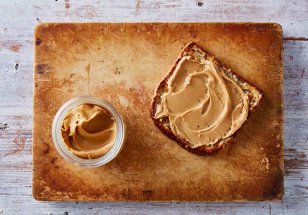 Banana & peanut butter toast with milk
