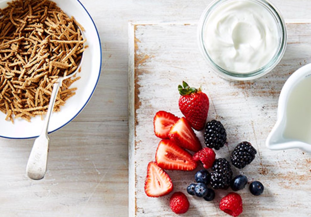 Berries with yogurt & cereal