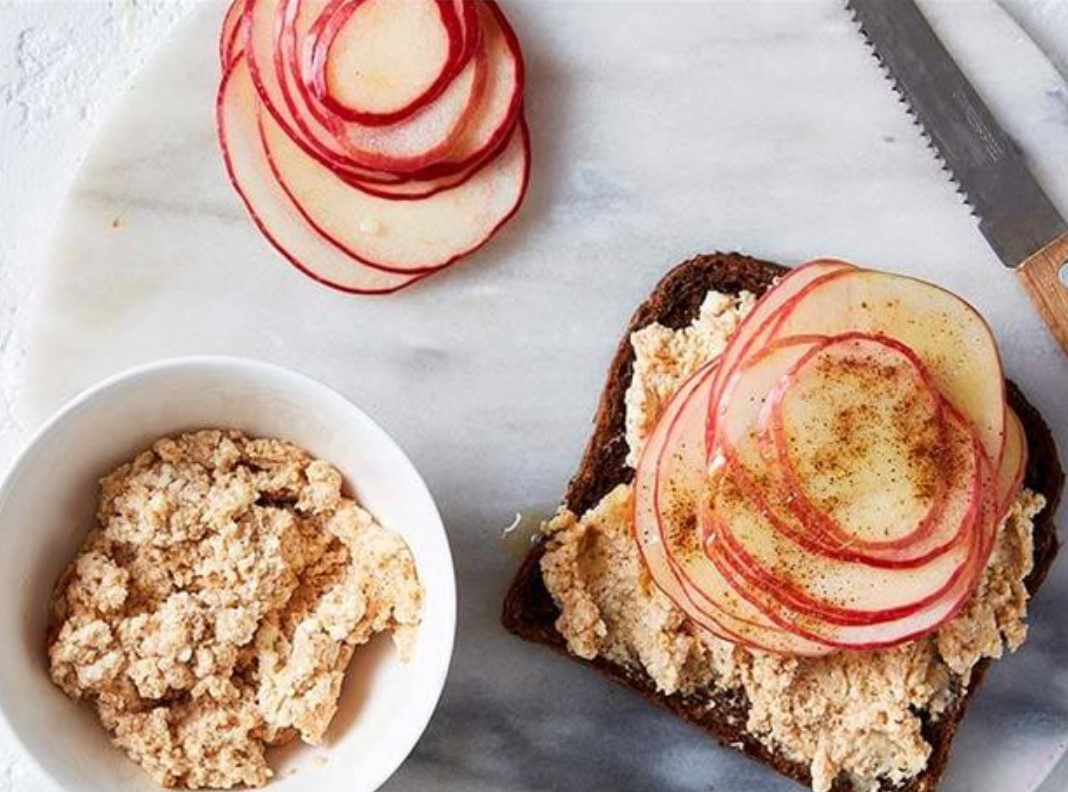 Apple & cinnamon ricotta toast