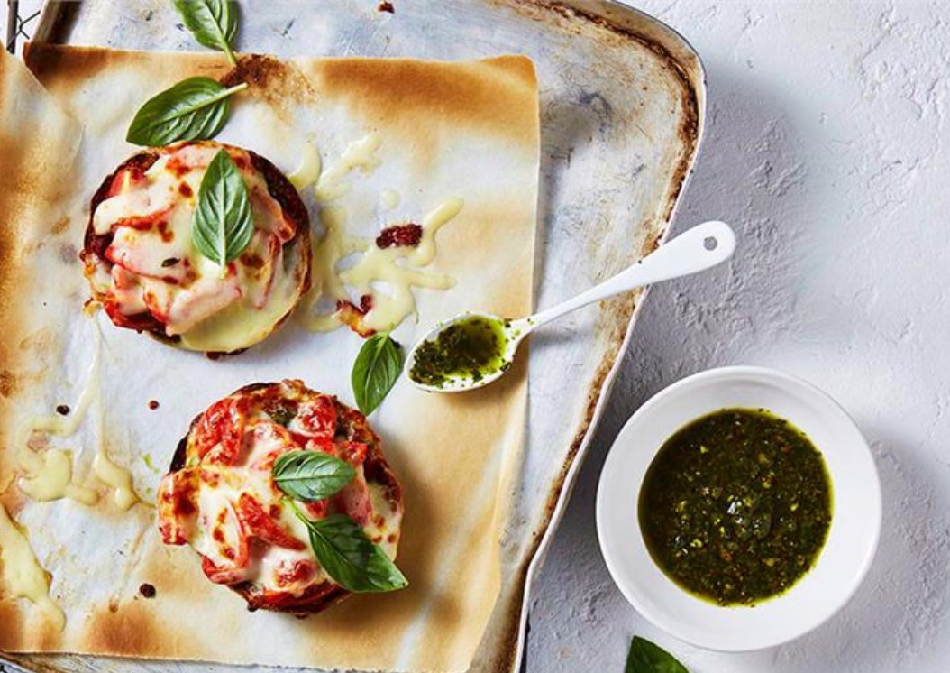 Pesto muffin pizza