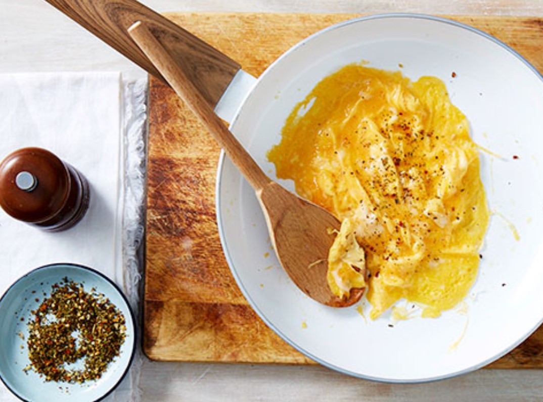 Pesto scrambled eggs
