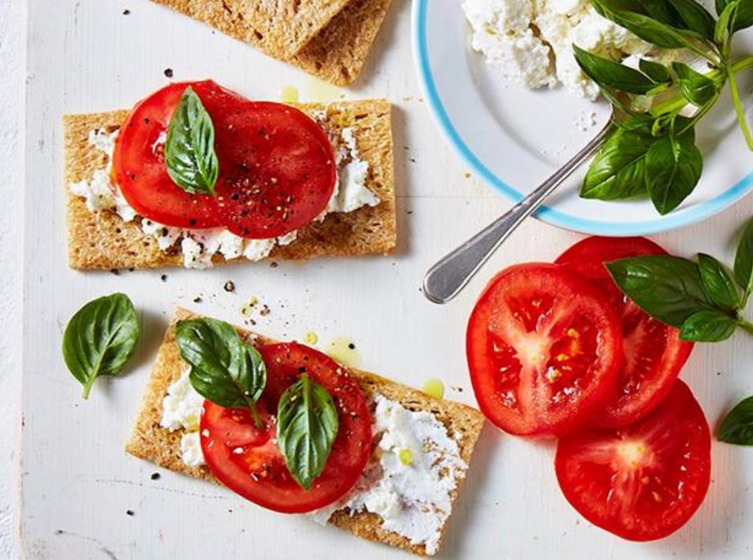 Ricotta, tomato & basil on rye crispbread