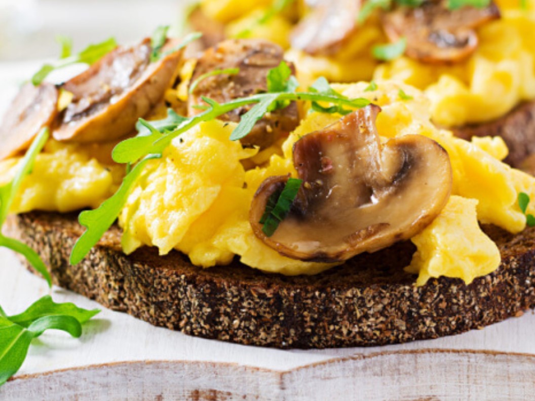 Scrambled egg & mushroom toast