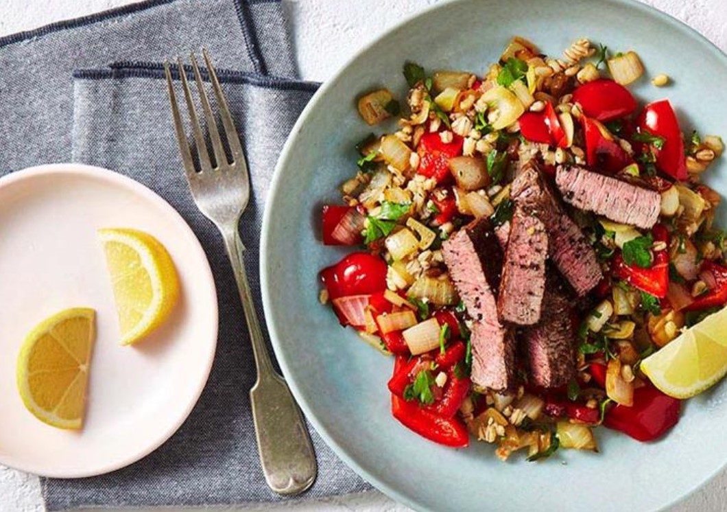 Steak, bell pepper & barley salad