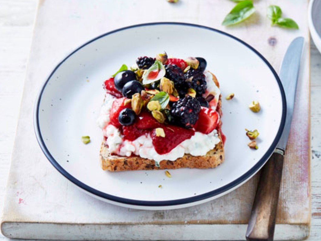 Fruity toast with ricotta compote