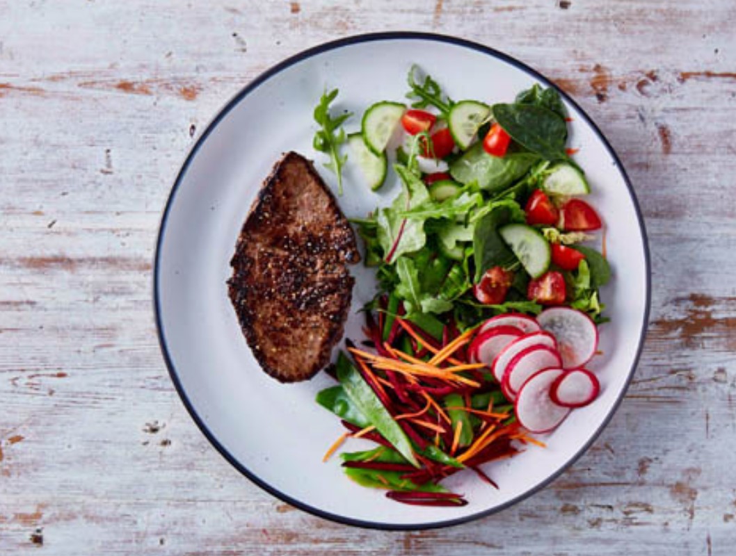 Spiced steak with salad