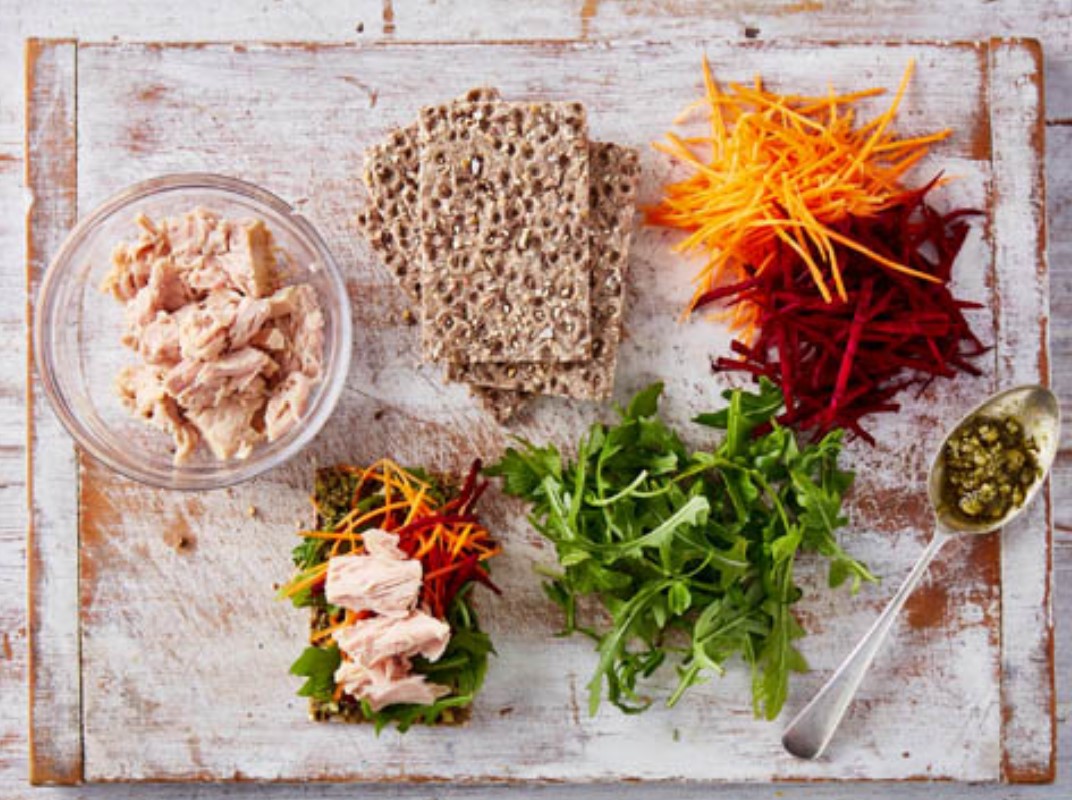 Tuna & smashed avocado crispbreads