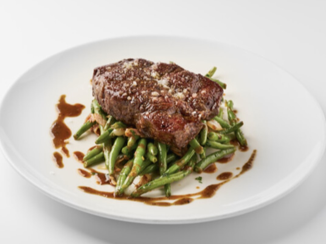 Steak with garlicky green beans